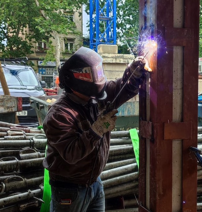 realizando soldaduras en barandas